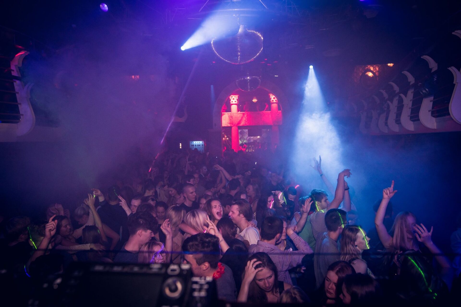 Algusaastatel toimus pidu mitmel korral Club Illusionis, kuid nüüd on igal aastal uus asukoht, millest publiku lemmikuteks on kujunenud Tartu Turuhoone, Turu Spordihoone ja Naiiv.